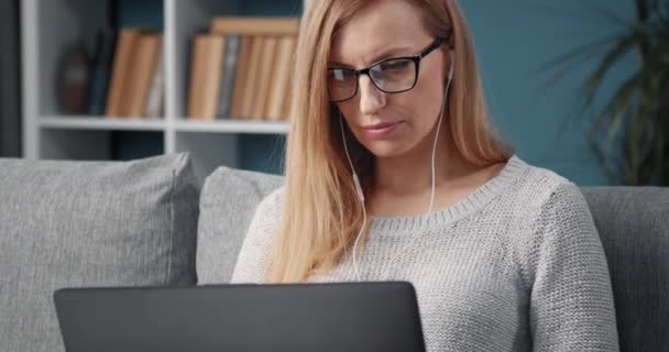 Wanita yang menarik menggunakan laptop untuk pekerjaan jauh di rumah — Stok Video