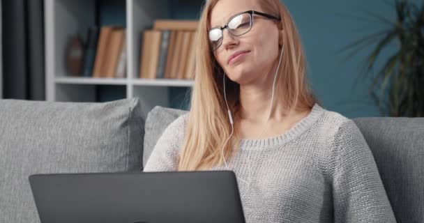 Cansado senhora fechando laptop depois de terminar o trabalho remoto — Vídeo de Stock