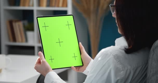 Primer plano de la mujer utilizando la tableta de pantalla en blanco — Vídeo de stock