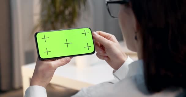 Akıllı telefonun boş ekranına dokunan bir kızın arkasından görünüm — Stok video