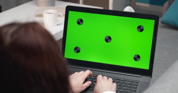 Вид сзади девушки с ноутбука с экраном хромированной клавиши — стоковое видео