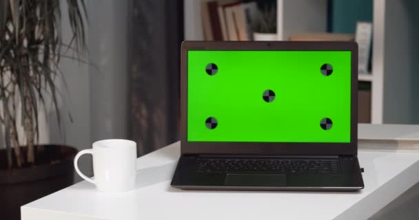 Bezdrátový laptop s prázdnou zelenou obrazovkou na stole — Stock video