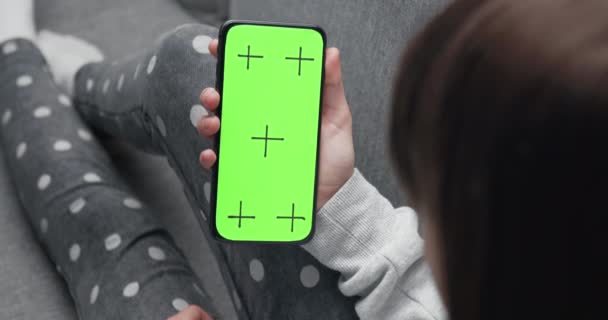 Akıllı telefonun boş ekranına dokunan kadının arka planı — Stok video
