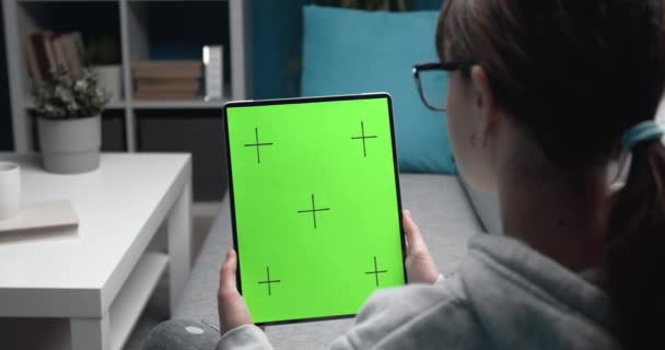 Νεαρό κορίτσι κοιτάζοντας την πράσινη οθόνη της ψηφιακής ταμπλέτας — Αρχείο Βίντεο