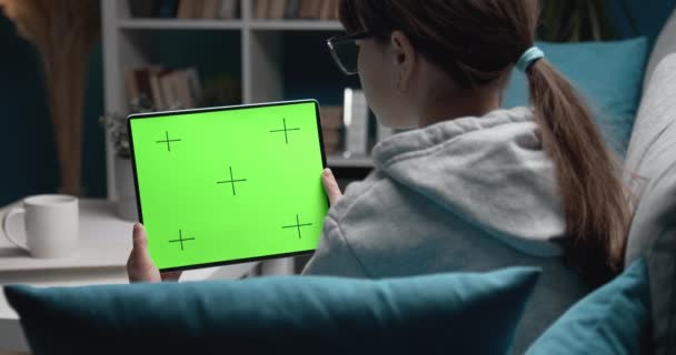 Mladá dívka pomocí digitálního tabletu s displejem chroma klávesnice — Stock video