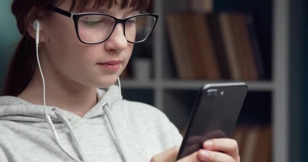 Portrait of girl using smartphone for chatting with friends — Stok Video