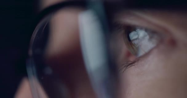 Mujer en gafas con reflejo de la pantalla del teléfono — Vídeos de Stock