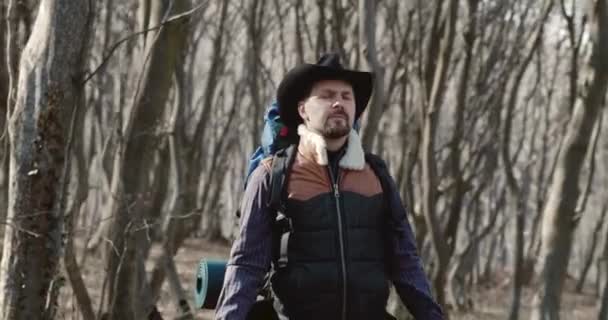 バックパックされた男性観光客の呼吸森の中で新鮮な — ストック動画