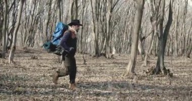 Ormanda Yürüyen Erkek Turist