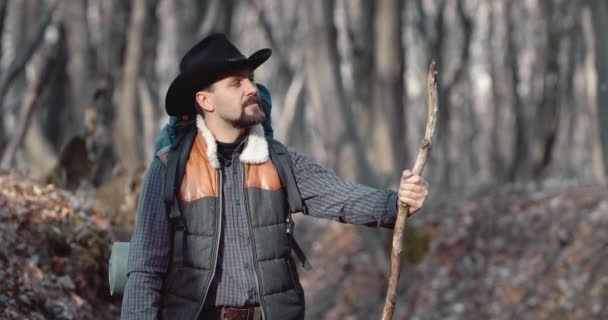 Retrato de Turismo Masculino en el Bosque — Vídeos de Stock