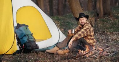 Ormanda Çadır ve Yangın Yakınındaki Adam