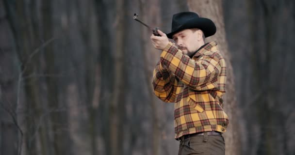 Hombre disparando rifle en el bosque — Vídeo de stock