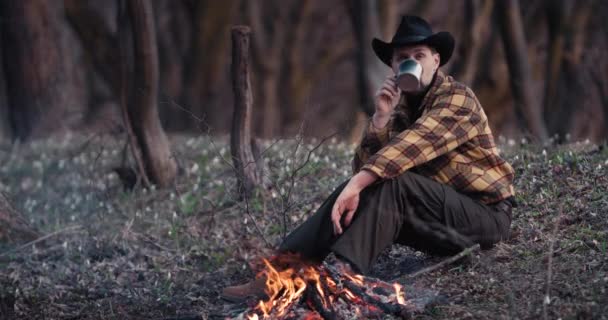 Male Traveller Resting Near Fire in Forest — Stock Video