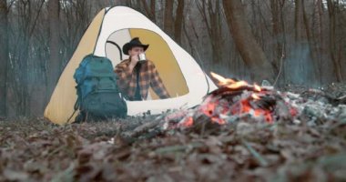 Orman Çadırında Oturan Gezgin ve Ürpertici