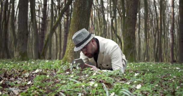 Botánico maduro tomando fotos de plantas verdes en el teléfono inteligente — Vídeos de Stock