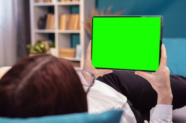 Yatay tablet tutan kadın, kromakey