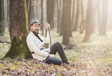 Zarif adam ağaca karşı dinleniyor.