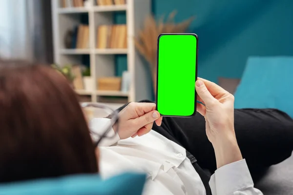 Persona que sostiene el teléfono celular, chromakey —  Fotos de Stock