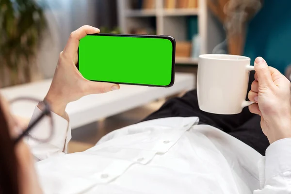 Persona sosteniendo smartphone, chromakey —  Fotos de Stock