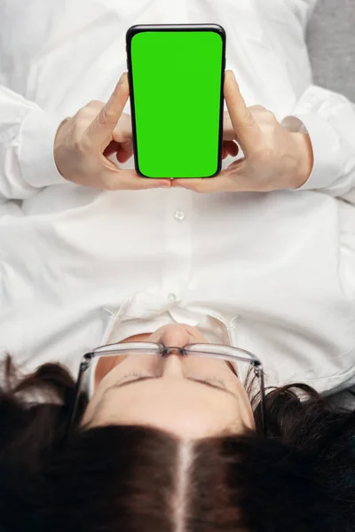 Persona que sostiene verticalmente el teléfono celular —  Fotos de Stock