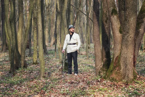 Obekymrad man som står bland träd — Stockfoto