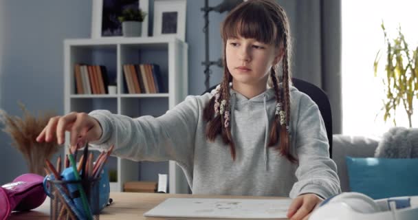 Mooie tiener met trendy kapsel tekening thuis — Stockvideo