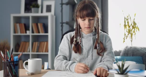 Cheerful girl drawing at home with mother — Stock Video