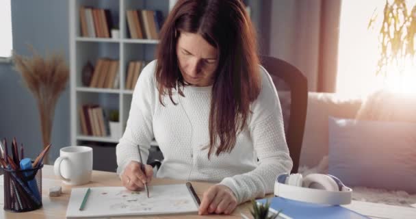 Mulher bonita desenho imagens em casa — Vídeo de Stock