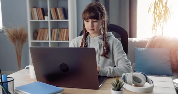Chica joven usando el ordenador portátil para el estudio remoto — Vídeos de Stock