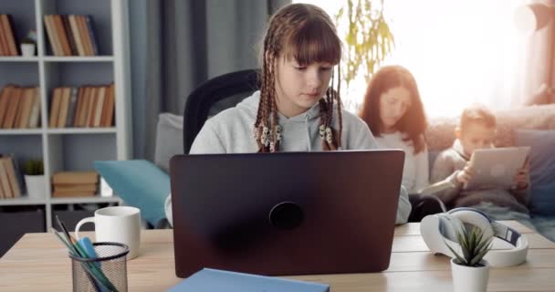 Söt flicka studerar på laptop under karantän — Stockvideo