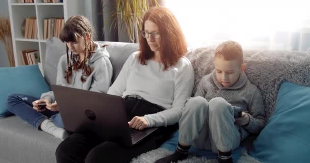 Familia feliz moderna usando dispositivos digitales en casa — Vídeo de stock