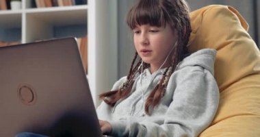 Güzel kız kişisel bilgisayarında görüntülü konuşma yapıyor.