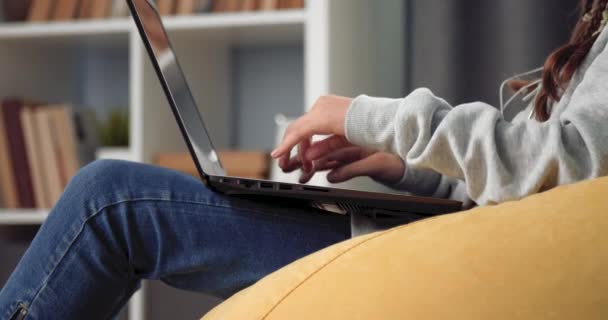Primer plano de adolescente usando el ordenador portátil para el estudio remoto — Vídeos de Stock
