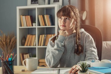 Masada oturan hayalperest kız.