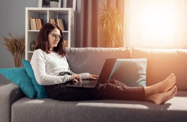 Evde çalışan yetişkin bir iş kadını.