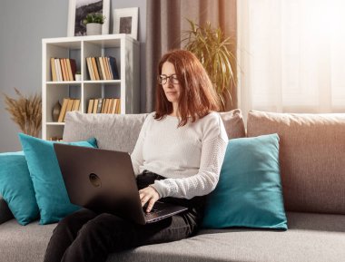 Evden çalışan orta yaşlı bir kadın.