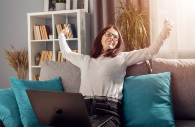 Yetişkin kadın çalışırken esniyor.