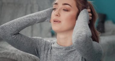 Karın kasları için egzersiz yapan aktif bir kadın.