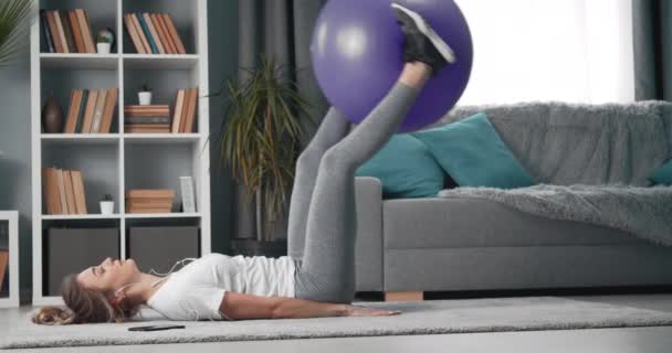 Femme charmante faisant des exercices avec balle de fitness — Video