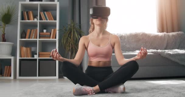 Mulher relaxada meditando em casa em óculos virtuais — Vídeo de Stock