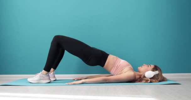 Fitness-Frau macht Übungen auf Yogamatte zu Hause — Stockvideo