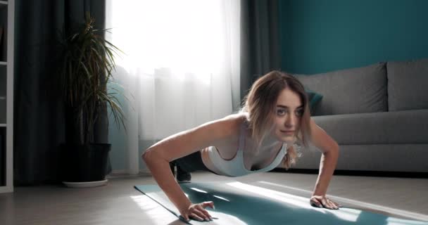 Bájos, erős nő fekvőtámaszozik. — Stock videók