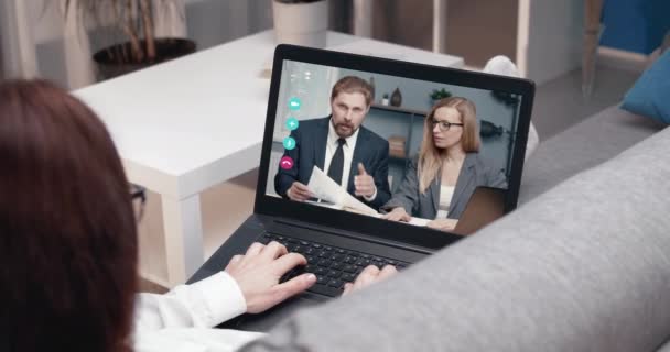 Firmenmitglieder unterhalten sich per Videoanruf am Laptop — Stockvideo