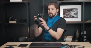 Olgun fotoğrafçı yeni dijital kamerayı test ediyor
