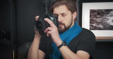 Profesyonel fotoğrafçı yeni dijital kamerayı test ediyor