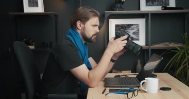 İş için dijital kamera ve dizüstü bilgisayar kullanan fotoğrafçı
