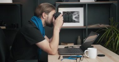 Profesyonel fotoğrafçı yeni fotoğraf makinesini test ediyor.