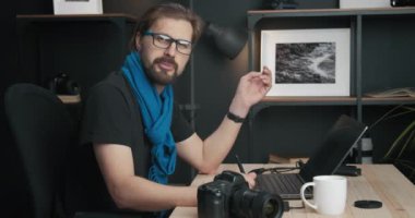 Fotoğrafçı, rötuşlama hakkında çevrimiçi eğitim veriyor