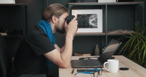 Profesjonalny fotograf testuje nowy aparat fotograficzny — Wideo stockowe