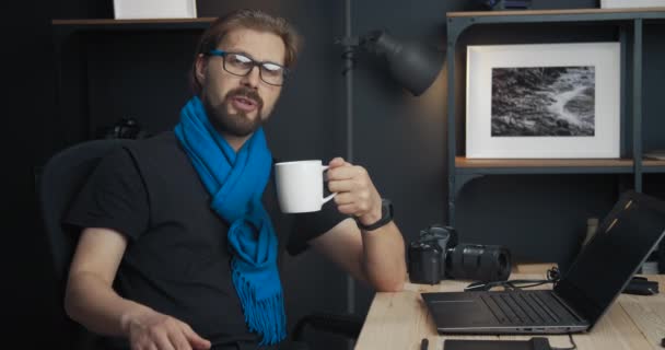 Hombre barbudo realizando tutorial en línea sobre fotografía — Vídeos de Stock